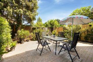 <h2><span>Gelijkvloers studio-appartement met terras en parking op rustige locatie in Mortsel</span></h2><p><span>Op een aangename en centrale locatie in </span><span>Mortsel</span><span> bevindt zich dit verzorgd </span><span>gelijkvloers studio-appartement </span><span>(vergund als studio) met een ruim terras, privatieve parkeerplaats en praktische berging (vergund als garage). De woning ligt in een rustige woonomgeving, op korte afstand van winkels, scholen, openbaar vervoer en belangrijke verbindingswegen naar Antwerpen. Ook het groene Fort 4 en diverse wandel- en fietsroutes bevinden zich vlakbij.</span></p><p><span>Vooraan beschikt het appartement over een </span><span>verharde voortuin</span><span> met </span><span>privatieve parkeerplaats</span><span> en toegang tot een handige </span><span>berging</span><span> (vergund als garage) via een garagepoort.</span></p><p><span>Via de ruime inkomhal kom je in de aangename </span><span>leefruimte</span><span>, die uitkijkt op het </span><span>terras</span><span>. De </span><span>ingerichte keuken</span><span> geniet eveneens van een mooi zicht op de buitenruimte.</span></p><p><span>De </span><span>badkamer</span><span> is uitgerust met een wastafel, douchebad en toilet. Daarnaast is er voldoende plaats voorzien voor een wasmachine en droogkast.</span></p><p><span>Dankzij de gelijkvloerse ligging, de buitenruimte en de parkeermogelijkheid vormt dit appartement een interessante opportuniteit voor starters, alleenstaanden of investeerders.</span></p><p><span>Troeven:</span></p><ul><li><span>Privatieve parkeerplaats</span><span> en ruime berging (vergund als garage)</span></li><li><span>Grote buitenruimte</span></li><li><span>Rustige en centrale ligging nabij winkels, scholen en openbaar vervoer </span></li><li><span>Vlakbij </span><span>Fort 4</span><span> en diverse groenzones </span></li></ul><p><span> </span></p><p><span>Interesse in dit praktisch gelegen studio-appartement in Mortsel? Neem contact op via 036466655 of info@sinjoor.be</span></p>