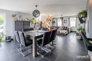 Op een perceel van 1.023 m² bevindt zich deze ruime villa met vier slaapkamers, rustig gelegen in Pervijze. STARTPRIJS: Elk bod boven deze startprijs, wordt voorgelegd aan de eigenaars, die al dan niet kunnen in gaan op dit aanbod.Diksmuide, Veurne, Nieuwpoort en de E40 bevinden zich op korte afstand. De woning beschikt over een gunstig EPC-label B, een conforme elektrische keuring, prachtige vergezichten over de polders en een slaapkamer op het gelijkvloers.De inkomhal is voorzien van een gastentoilet en vestiaire en leidt naar de lichtrijke leefruimte met schuifraam naar het terras. Aansluitend bevinden zich de geïnstalleerde keuken en een praktische wasruimte/voorraadberging met doorgang naar de tuin.Op het gelijkvloers is er tevens een ruime kamer die kan dienen als slaapkamer, hobbykamer of praktijkruimte en beschikt over een afzonderlijke inkom.Op de eerste verdieping bevinden zich een nachthal, drie ruime slaapkamers, waarvan één met inloopdressing, en een badkamer met regendouche, ligbad, dubbele lavabo en toilet.Rondom de woning ligt een ruime tuin met terras, waar u in alle privacy geniet van de prachtige vergezichten. De recent aangelegde oprit met toegangspoort, ruime carport en koer bieden parkeergelegenheid voor meerdere wagens. Verder beschikt de woning over een zolderberging en een regenwaterput van 10.000 liter.Een ideale gezinswoning voor wie rust, ruimte en privacy zoekt in een landelijke omgeving, met alle belangrijke voorzieningen en verbindingswegen binnen handbereik.📞 Contacteer Brecht voor een bezoek: 0499 90 29 79 – brecht@correctvastgoed.be👉 Online schattingstool: https://www.correctvastgoed.be/schatting