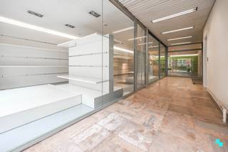 Dit bemeubeld handelspand met een bruikbare vloeroppervlakte van ca. 208 m² (volgens EPC-attest) is gelegen op een uiterst commerciële ligging in centrum Izegem. Deze handelsruimte is gelegen op een toplocatie beschikkende over een uitstekende visibiliteit, alsook een vlotte bereikbaarheid dankzij de nabijheid van de Rijksweg en het op- en afrittencomplex E403. Indeling: ruime ingerichte winkelruimte voorzien van de nodige verplaatsbare rekken en doorlopende etalage, paskamer en apart toilet. Verder beschikt het pand over twee grote stockageruimtes waarvan één voorzien van bar voor het ophangen van eventuele kledij en een kitchenette. Verwarming op aardgas | Voorzien van airco | Dubbel glas | Videofoon | Ingericht met verplaatsbare rekken | Parkeermogelijkheid in de straat | Onroerende voorheffing ten laste van de huurder (ca. 1465 EUR)| Voorschot gas en water: 150 EUR/maand | Onmiddellijk beschikbaar | EPC-label B. Contacteer ons voor meer informatie. 051 67 67 57 www.bordes.be