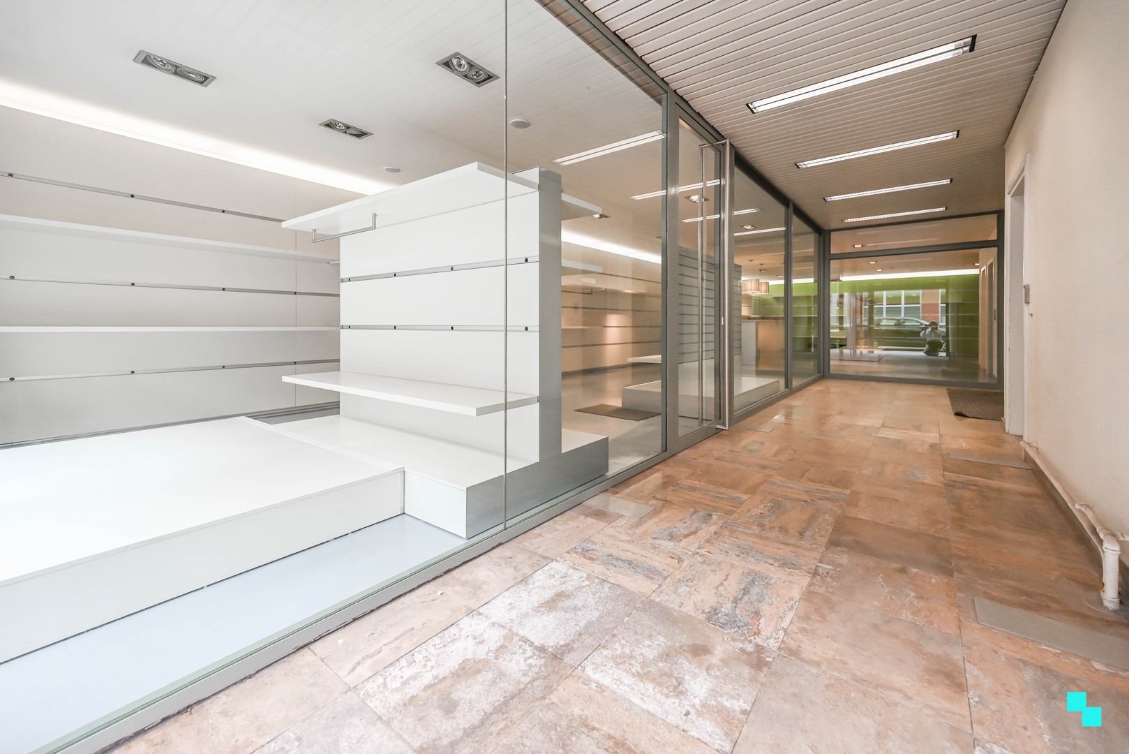 Bemeubeld handelspand in hartje Izegem - foto 3