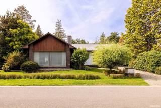 <p><strong>Charmante gelijkvloerse woning met potentieel op een prachtig groen perceel (910 m²)</strong></p>
<p>Droomt u van een woning op een <strong>rustige, groene locatie</strong>, waar u helemaal uw eigen stempel op kan drukken? Deze gelijkvloerse woning uit <strong>1968</strong> biedt u de perfecte basis om van uw renovatieproject een echte thuis te maken.</p>
<p>De indeling is bijzonder praktisch: een <strong>inkomhal met gastentoilet</strong>, een <strong>ruime woonkamer met open haard</strong> waar u gezellig kunt genieten met familie en vrienden, een <strong>aansluitende keuken</strong>, en maar liefst <strong>4 volwaardige slaapkamers</strong>. De <strong>centrale badkamer</strong> beschikt over <strong>twee wastafels, ligbad, bidet en toilet</strong>.</p>
<p>Verder geniet u van een <strong>inpandige garage</strong>, een <strong>ruime kelder</strong> én een <strong>grote zolder</strong> die u nog volledig naar wens kan inrichten – extra slaapkamers, een bureau of hobbyruimte? De mogelijkheden zijn eindeloos.</p>
<p>Het <strong>EPC-label D</strong> maakt dat de woning vandaag reeds conform is aan de huidige normen, maar tegelijk veel potentieel biedt voor verdere energetische verbeteringen.</p>
<p>Gelegen op een <strong>fraai perceel van 910 m²</strong>, omgeven door groen, combineert deze woning <strong>rust en privacy</strong> met een uitstekende bereikbaarheid.</p>
<p>Kortom: een <strong>woning met karakter en toekomst</strong>, ideaal voor wie op zoek is naar ruimte, groen en de kans om zelf de afwerking te bepalen.<br /><br />Wees er snel bij! <br />Contacteer dossierbeheerder Jasmine Tegenbos voor meer info of een bezoek ter plaatse: 0497 64 76 60</p>