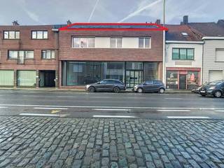 Idéalement situé à Wevelgem, nous vous proposons cet appartement de deux chambres avec une agréable terrasse et une place de parking. L'appartement est bien relié à la R8, à proximité de l'aéroport et du centre de Wevelgem. <br /><br />Disposition :<br />2° :<br />- salon lumineux <br />- cuisine ouverte avec four combiné, réfrigérateur, lave-vaisselle et double évier.<br />- chambre spacieuse <br />- 2ème pièce pouvant également servir de bureau ou de dressing<br />- salle de bain avec douche<br />- débarras avec raccordement pour machine à laver<br />- terrasse ensoleillée<br /><br />Dans l'ensemble : <br />- frais communs : 50,00 €/mois<br />- garage box en option à louer à 80,00 €/mois<br /><br />Avantages :<br />- très bien situé<br />- vitrages insonorisés<br />- bel appartement sur le toit<br />- très lumineux<br />- terrasse avec vue dégagée<br /><br />Intéressé ? Demandez une visite rapide via le site www.dewaele.com !