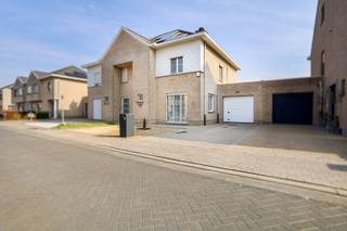 Deze instapklare HOB is zeer rustig gelegen in Melsele, op slechts enkele minuten van winkels, scholen en E17/E34.Op het gelijkvloers beschikt de...