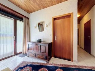 Op zoek naar een woning waar ruimte, comfort en tal van mogelijkheden samenkomen? Dan zal deze charmante vrijstaande laagbouwvilla uit 1993 u ongetwijfeld weten te bekoren. Gelegen in de residentiële buurt nabij het Hallepark met Kasteel Hallehof, Koetshuis Hallehof en het restaurant Casteleynshoeve, bevindt u zich in een mooie groene omgeving met tal van mogelijkheden voor wandelingen, fietsen en ontspanning.<br />Via de ruime inkomhal met gastentoilet betreedt u de woning. De lichtrijke woonkamer vormt het hart van de woning en geniet dankzij de grote raampartijen van een prachtig zicht op de tuin. De gezellige open haard zorgt voor extra sfeer tijdens de wintermaanden, terwijl u via de leefruimte rechtstreeks toegang heeft tot het zonnige terras en een ruime tuin.<br />De afzonderlijke, volledig geïnstalleerde keuken is voorzien van alle nodige toestellen en biedt eveneens een directe verbinding met de tuin. <br />De woning beschikt over drie ruime slaapkamers op het gelijkvloers en een comfortabele badkamer uitgerust met een ligbad, aparte douche, dubbele lavabo met badkamermeubel en toilet.<br />Wie van thuis uit werkt of extra ruimte zoekt voor hobby's of kinderen, zal de twee afzonderlijke bureauruimtes zeker weten te appreciëren. De grootste leent zich perfect als thuiskantoor, speelkamer of praktijkruimte. <br />Een van de absolute troeven van deze woning is zonder twijfel de uitzonderlijk ruime zolderverdieping. Dankzij het royale oppervlak biedt deze verdieping een waaier aan mogelijkheden: extra slaapkamers, een studio, hobbyruimte, fitness, speelzolder of een ruim thuiskantoor... U bepaalt zelf hoe u deze ruimte optimaal benut.<br />Ook praktisch scoort deze woning bijzonder goed met een ruime inpandige garage die rechtstreeks toegang geeft tot de eerste verdieping via een vaste trap. Aansluitend bevindt zich een praktische wasplaats/bijkeuken.<br />Buiten geniet u in alle rust van een prachtig perceel van 1.500 m² met een ideale zuidwestelijke oriëntatie. Hier kunt u de hele dag genieten van de zon, privacy en het groen rondom u. Bovendien beschikt het eigendom over een ruime vrijstaande garage, ideaal voor een mobilhome, bestelwagen of meerdere voertuigen, én een degelijk stenen tuinhuis voor extra opbergruimte.<br />Troeven van deze woning:<br />•Vrijstaande laagbouwvilla (1993)<br />•Perceel van 1.500 m²<br />•Zuidwest georiënteerde tuin<br />•3 volwaardige slaapkamers<br />•Zeer ruime zolder met tal van uitbreidingsmogelijkheden<br />•Inpandige garage met vaste trap<br />•Vrijstaande garage geschikt voor mobilhome<br />•Rustige ligging met veel privacy<br />Een woning die vandaag al alle comfort biedt én tegelijk de ruimte heeft om mee te groeien met uw toekomstplannen. Laat u verrassen door de volumes, de lichtinval en de vele mogelijkheden die deze eigendom te bieden heeft.