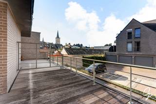 <p>Te koop in Lede: Dit volledig instapklare appartement is ideaal gelegen in het centrum van Lede, met winkels, horeca, scholen en openbaar vervoer allemaal op wandelafstand. De lichtrijke leefruimte zorgt voor een aangename en gezellige woonomgeving en biedt voldoende plaats voor een comfortabele zithoek en eetruimte. Daarnaast beschikt het appartement over twee slaapkamers en een groot terras waar u heerlijk kunt genieten van rust en buitenruimte. Als extra troef is er een ruime garage aanwezig, wat zorgt voor extra parkeergelegenheid en comfort. Kortom, een uitstekend gelegen appartement dat dankzij zijn ruimte, lichtinval, terras en garage zowel voor eigen bewoning als investering een mooie opportuniteit biedt.<br /><br />Graag een bezoek bel 0472 61 58 67 of mail els@cornelis-goeman.be</p>