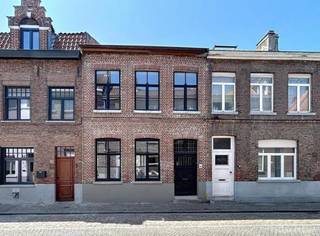 Subliem gelegen, energiezuinige woning nabij diverse voorzieningen. De woning omvat een inkomhal, een afzonderlijk toilet, een lichtrijke...