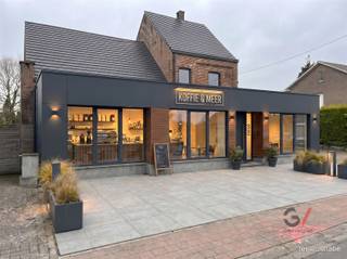 <p>Een schoonheidssalon, bakkerij, traiteur of frituur? Deze woning met handelsruimte in het groene Tildonk biedt tal van mogelijkheden voor wie wonen en werken wil combineren. En eerlijk… hoe fantastisch zou het zijn mocht hier binnenkort een gezellige koffiebar openen?</p><p>Met vijf slaapkamers geniet je hier van bijzonder veel ruimte, ideaal voor grote gezinnen, een thuiskantoor, hobbyruimte of praktijk aan huis. Buiten wacht een uitgestrekte tuin waar rust en privacy centraal staan. De gezellige tuinbar zorgt bovendien voor dat tikkeltje extra sfeer tijdens lange zomeravonden met vrienden en familie.</p><p>Ook praktisch zit het helemaal goed, dankzij de ruime parkeergelegenheid voor bewoners, klanten en bezoekers.</p><p>De woning ligt in een rustige en groene omgeving, terwijl winkels, scholen, openbaar vervoer en belangrijke verbindingswegen vlakbij zijn. Bovendien bereik je Leuven, Mechelen en Brussel in een mum van tijd. Tildonk charmeert met zijn landelijke karakter, gezellige sfeer en prachtige wandel- en fietsroutes.</p><p>Word jij de nieuwe bewoner in Tildonk? Neem dan snel contact op met Lauren van Gilles Vastgoed via 0468/ 367 951 of email haar via lauren@gillesvastgoed.be</p>