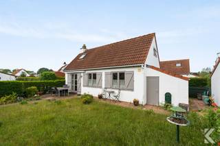 <p><span><strong>Prachtige visserswoning domein Bos &amp; Duin te Oostduinkerke.</strong></span></p><p><span>Gelegen op een absolute toplocatie in Oostduinkerke geniet deze ruime vakantiewoning van een uiterst gegeerde ligging in een rustig en groen vakantiedomein en vele troeven.</span></p><p><span>Troeven:</span><br /><span>• Grootste tuin van het domein</span><br /><span>• Zuidgerichte en veel privacy</span><br /><span>• Charmant en instapklaar, propere staat</span><br /><span>• Rustige ligging vlakbij duinen</span><br /><span>• 3 slaapkamers, groot formaat</span><br /><span>• Afgesloten perceel met poortje</span><br /><span>• Elektrische zonneluifel</span><br /><span>• 2 praktische buitenbergingen voor fietsen, wasmachine en meer</span></p><p>Private parking aan de woning inbegrepen!</p><p><span>Indeling:</span><br />Gelijkvloers:<br /><span>Sfeervolle leefruimte met gezellige haard</span><br /><span>Volledig ingerichte en keuken met recente oven, vaatwasser, frigo, microgolfoven, </span><br />P<span>ropere badkamer met douche, lavabo en toilet, apart gastentoilet, ruime slaapkamer, </span></p><p><span>Verdieping:</span><br /><span>2 volwaardige slaapkamers</span><br /><span>Ingebouwde schuifkasten in vrijwel elke beschikbare muurruimte</span></p><p><span>Extra bergruimte:</span><br /><span>Berging met wasmachine, diepvries en elektrische installatie</span><br /><span>Tweede berging ideaal voor fietsen, barbecue en tuinmateriaal</span></p><p><span>Extra troeven:</span><br /><span>• Geen asbest aanwezig</span><br /><span>• Onderhouden schouw</span><br /><span>• Rustige en kwalitatieve buren</span><br /><span>• Zeer gegeerde ligging in Koksijde/Oostuinkerke</span><br /><br /><span>Parking inbrepepen in de prijs!</span></p><p><span>Voor meer info of een bezoek:</span><br /><span>karel@roetsvastgoed.be</span><br /><span>0470342025</span></p><p> </p>