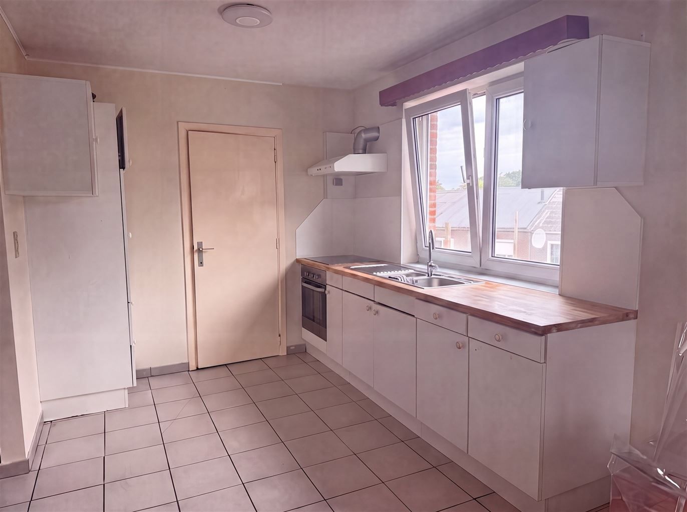 Gezellig 2-slpk appartement met terrasje in het centrum van Maaseik met autostaanplaats en aparte berging. - foto 5