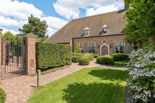 Statige villa met kantoor/ praktijk nabij het centrum van Hoogstraten met vrij uitzicht! <br /><br />GELIJKVLOERS: <br />- Royale woonkamer van ca. 81m² voorzien van antieke schouw en houtkachel met uitzicht over terras/tuin en landerijen.<br />- Sfeervolle woonkeuken voorzien van alle inbouwapparatuur<br />- kantoor<br />- Berging en ruime waskamer<br />- kantoor of praktijkruimte van ca. 100m² met houtkachel <br />- Inpandige garage voor 3 auto's <br /><br />VERDIEPING:<br />- Masterbedroom met aparte dressingkamer<br />- Drie ingerichte badkamers<br />- 4 extra Slaapkamers waarvan één met eigen badkamer <br />- Linnenkamer<br /><br />ZOLDER: <br />- Ruime zolder van ca 100m² welke nu dienst doet als opbergruimte. <br /><br />BIJZONDERHEDEN:<br />- Prachtig volledig omheinde aangelegde tuin met vijver en meerdere terrassen<br />- Tuinberging van ca. 50m²<br />- Buitenverlichting en recent vernieuwe automatische beregening<br />- Waterput welke zuiver drinkwaar water biedt <br />- Alarmsysteem <br />- Domotica<br />-Technisch volledig gereviseerd in 2023.<br /><br />Kortom: een unieke villa met duurzame materialen!