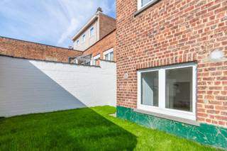 Een volledig vernieuwbouwd en lichtrijk appartement met 1 slaapkamer + bureau, EPC C ennieuwe elektrische installatie (conform tot 2050). Kelder...