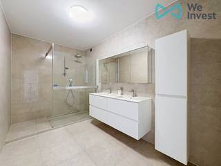 <p>Interesse in dit appartement? Vraag een afspraak aan via onze website www.weinvest.be<br />Of via volgende link: https://wi-antwerpen-zuidrand.mijnhuurprofiel.be/property/37c838e8-e6d5-4ec5-98cd-55c51a6a4b45<br /><br />Ontdek dit lichtrijke en goed onderhouden appartement op de <strong>eerste verdieping</strong> van een <strong>klein, rustig gebouw</strong> zonder lift. Gelegen op een <strong>centrale locatie nabij belangrijke invalswegen</strong>, biedt dit appartement zowel comfort als bereikbaarheid.<br /><br /><strong>Indeling en troeven:<br /></strong><strong>* Drie volwaardige slaapkamers</strong> <br /><strong>* Ruime badkamer</strong> met moderne <strong>inloopdouche</strong>.<br /><strong>* Open, volledig ingerichte keuken</strong> die naadloos aansluit op de gezellige leefruimte.<br /><strong>* Terras aan de voorzijde</strong> via een grote raam én een <strong>ruim achterterras</strong> over de volledige breedte van het appartement.<br /><strong>* Inkomhal met vestiairekast</strong> en <strong>extra kleine berging</strong>.<br /><strong>* </strong>Ruime <strong>was- en bergruimte</strong> met aansluiting voor wasmachine en droogkast.<br /><strong>* Gesloten garagebox inbegrepen</strong> in de huurprijs.<br /><strong>* Lage gemeenschappelijke kosten</strong>, geen lift.<br /><br /><strong>Beschikbaar vanaf 1 oktober.<br /></strong>* Huurwaarborg: 3 maanden<br />* Plaatsbeschrijving verplicht op te maken door een erkend expert (kosten gedeeld tussen huurder en verhuurder).<br /><br />Een uitstekende kans voor wie comfortabel en centraal wil wonen in Aartselaar.</p>
<p><strong>Interesse?</strong> Stel je kandidaat via 'mijn huurprofiel'</p>