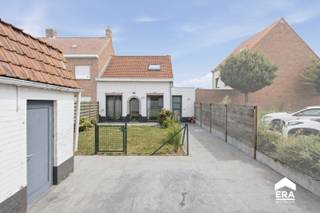 <p><strong>Deze woning gerenoveerd in 2012 biedt een aangename woonomgeving nabij openbaar vervoer. Dankzij de rustige ligging geniet u van privacy en comfort. Het huis is instapklaar, waardoor u zonder grote werken meteen kunt verhuizen.</strong></p><p> </p><p>INDELING;</p><p><strong>Gelijkvloerse verdieping;</strong></p><p>• Ruime inkomhal met toilet</p><p>• Gezellige woonkamer met veel lichtinval</p><p>• Functionele keuken met voorraadberging</p><p>• Badkamer met douche en wastafelmeubel</p><p>• Wasplaats met aansluiting voor wasmachine en droogkast</p><p><strong>Eerste verdieping;</strong></p><p>• 2 slaapkamers</p><p>• Extra toilet en bergplaats</p><p><br /></p><p>• Kelder voor extra bergruimte</p><p>• Tuin met tuinhuis</p><p>• Staanplaats</p><p> </p><p>Troeven:</p><p>• Leuk voortuintje dat het huis een uitnodigende uitstraling geeft</p><p>• Rustige ligging nabij openbaar vervoer</p><p>• Instapklaar – meteen bewoonbaar zonder grote renovaties</p><p> </p><p>Neem vandaag nog contact op met uw ERA-makelaar voor een bezoek.</p><p><br /></p><p><strong>JOUW DROOMHUIS. ZO GEVONDEN!</strong></p>