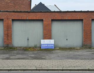 Dubbele garagebox inclusief 2 staanplaatsen in de Hoevedreef te KuurneDeze dubbele garagebox bestaat uit 2 afzonderlijke garages die volledig zijn...