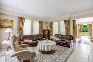 Zeer goed onderhouden woning met 2 slaap- en 2 badkamers.<br /><br />GELIJKVLOERS<br />Inkomhal met gastentoilet<br />Zithoek met gashaard<br />Eetkamer <br />Ontbijthoek <br />Volledig ingerichte keuken<br />Wasplaats en koele berging<br />2 grote slaapkamers (20m² -18m²)<br />2 badkamers <br />Apart toilet<br />Inpandige garage met trap naar eerste verdieping<br /><br />EERSTE VERDIEPING<br />Mogelijkheid om slaapkamer bij te creëren <br />Nu bereikbaar via garage maar in inkomhal is mogelijkheid reeds voorzien<br /><br />BUITEN<br />Volledig omheinde mooi aangelegde tuin<br />Groot terras ook deels overdekt (45m²)<br />Tuinhuis<br /><br />BIJZONDERHEDEN<br />Rustige ligging met veel privacy <br />Zuidwest oriëntatie<br />Kruipkelder<br />Mogelijkheid voorzien om trap in inkomhal te installeren <br /><br />POSITIEVE PUNTEN<br />Gunstig EPC B<br />Elektriciteit conform<br />Prima onderhouden<br />Snel beschikbaar