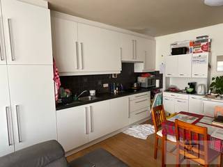 Dit leuke gelijkvloerse appartement bevindt zich op een zeer centrale ligging te Arendonk.Indeling:Je komt binnen in de living met open keuken. Deze...