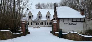 Composé de 4 salles de réception d’environ 120 m², cuisines, espaces de rangement, cave, double garage, bois, jardin et parking.Appartement avec...