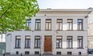 LIGGING<br />Welkom aan Ramen 4, een unieke locatie in het bruisende hart van Gent. Gelegen op wandelafstand van Korenmarkt, het Gravensteen en de gezellige Leieboorden, combineert deze studio absolute bereikbaarheid met het charmante karakter van het historische stadscentrum.<br />Met zijn centrale ligging is Ramen 4 vlot bereikbaar te voet, per fiets, met het openbaar vervoer én de wagen. De omgeving bruist van de energie: hippe koffiebars, lunchadresjes, lokale winkels en culturele hotspots bevinden zich letterlijk om de hoek. Ook als student vormt deze locatie de perfecte uitvalsbasis.<br /><br />INDELING<br />Het gebouw bestaat uit 3 appartementen, 6 studio's en 2 garage's. Alle entiteiten beschikken over een conformiteitsattest en zijn momenteel verhuurd.<br /><br />Voor meer info contacteer Arthur 0473909094