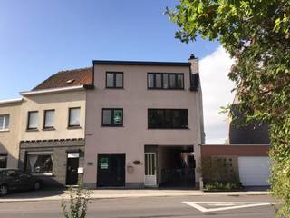 Gerenoveerd triplex appartement op gunstige ligging te Melle met goede verbindingen naar autostrade en nabij alles wat men nodig heeft aan winkels en openbaar vervoer; Indeling: aparte inkom traphal, technische ruimte; Grote wasplaats en fietsenberging met zij-ingang; VD 1: woonkamer met ruimte voor eetplaats en salon die uitgeven op een ruim zonneterras; Geïnstalleerde keuken met alle comfort; Bureau, badkamer met ligbad, wastafel en toilet; Traphall naar VD 2: hal, apart toilet en 3 ruime slaapkamers + 1 strijkkamer/ hobbyruimte; Cv op gas; overal dubbel glas in kunststof; Electriciteit conform; Epc 271/ C; parkeren kan op de staanplaats vlak voor de deur (de zij-inrit moet te allen tijde vrij blijven); Huurprijs: 1.100 EUR per maand, exclusief gas/water/elektriciteit/Internet; 1x per jaar onderhoud waterverzachter; Beschikbaarheid: 1 augustus 2026; Info en bezoek: info@elet.immo.