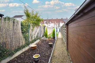 Deze zeer nette en uitstekend onderhouden rijwoning is ideaal gelegen in het hart van Roeselare, op wandelafstand van winkels, openbaar vervoer...