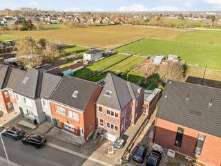 KIJKDAG ZATERDAG 25 APRIL - OP AFSPRAAK. Deze charmante gezinswoning is rustig gelegen in een groene omgeving en tegelijk vlot bereikbaar. Met...