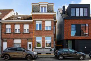 Bent u op zoek naar een interessante opbrengsteigendom in het fiscaal aantrekkelijke Aartselaar? Dan is deze unieke opportuniteit, gelegen vlakbij de winkelstraat, zeker het ontdekken waard. Dankzij de centrale ligging geniet het pand bovendien van een uitstekende mobiscore van 8,8/10.<br /><br />Kadastraal staat dit eigendom gekend als een woning.<br /><br />Op het gelijkvloers leidt de inkomhal naar de zitruimte (18 m²) en eetkamer (15 m²), die momenteel ingericht zijn als twee slaapkamers. Achteraan bevindt zich een open, volledig ingerichte keuken (11 m²) met toestellen, aansluitend op een ruime badkamer (13 m²) en een aparte CV-berging. De diepe, zuidgerichte tuin is bereikbaar via een praktische zij-ingang.<br /><br />De eerste verdieping omvat vooraan een slaapkamer (18 m²), centraal een leefruimte (15 m²) en achteraan een eetkeuken (11 m²) en badkamer (13 m²). De tweede verdieping heeft een gelijkaardige indeling als de eerste verdieping.<br /><br />Het EPC-attest dateert van vóór de volledige renovatie. De elektriciteit is conform en het pand is voorzien van dubbele beglazing in PVC-ramen.<br /><br />Het bruto rendement bedraagt momenteel 6,18% door de verhuring van het 1e verdiep en het gelijkvloers.<br /><br />Contacteer ons kantoor gerust om, in overleg met de huidige huurders, een plaatsbezoek in te plannen.