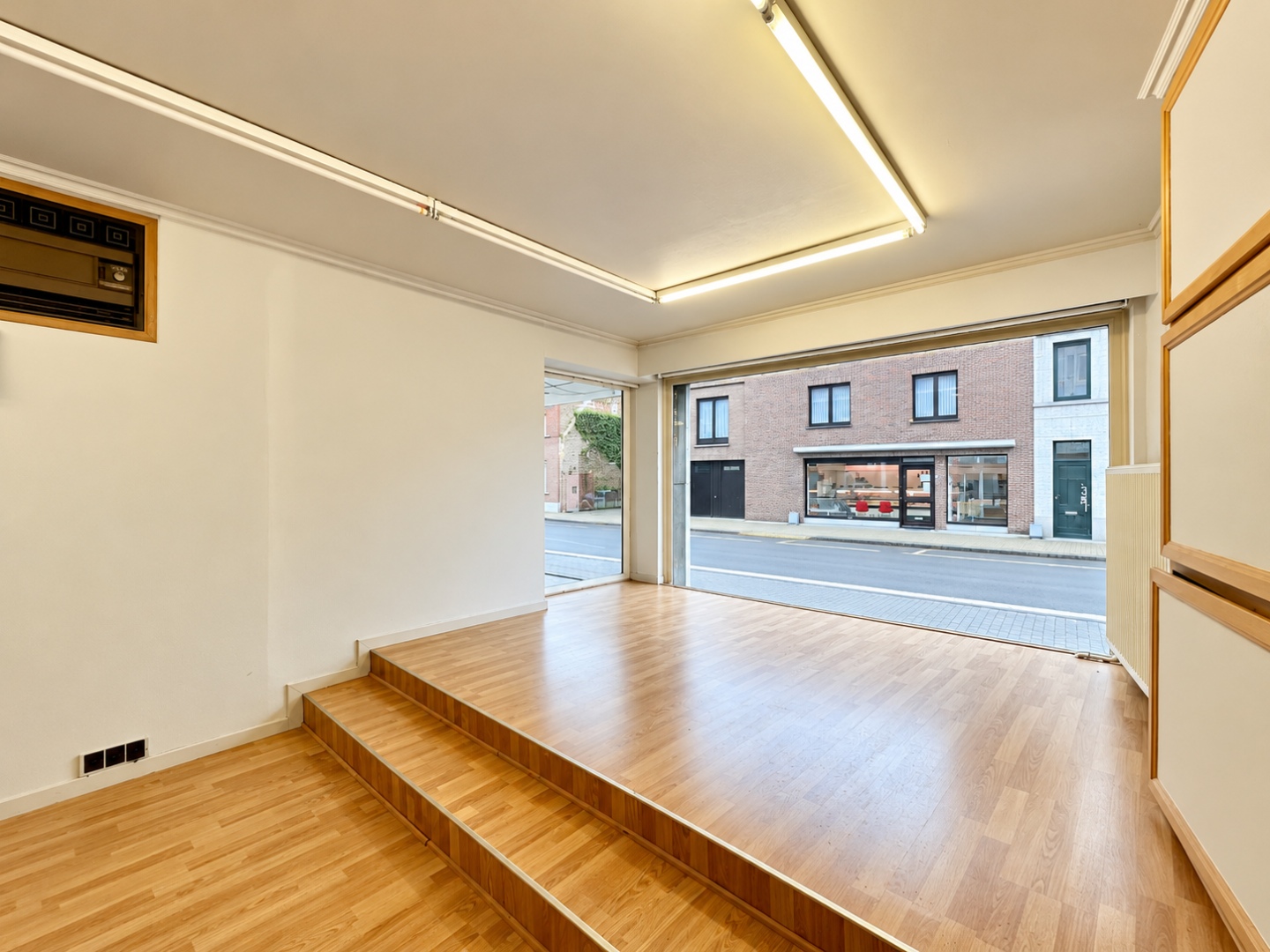 Te koop, Veelzijdig handelspand (150m²) met ruim appartement op topligging te Eine! - foto 4