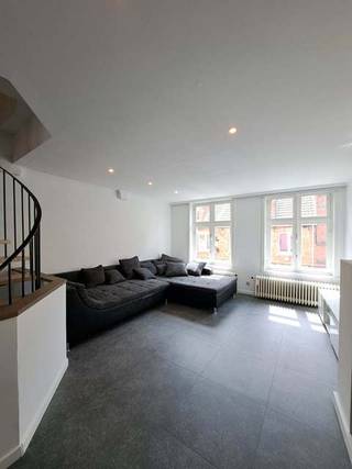 <strong>Comfortabele 2-slaapkamerwoning</strong> met <strong>GARAGE </strong>en <strong>TUIN </strong>op een interessante ligging in het centrum van Brugge, vlakbij de Gentpoort en de vesten en met een vlotte verbinding naar de ring en het station. <br />+ Energielabel C!<br />+ Uitstekende mobiscore 9,2 op 10!<br /><br />Omvat op het gelijkvloers een garage met doorgang naar het terras en de tuin, een inkom, achterkeuken en fietsenberging. Op de eerste verdieping is er een leefruimte, keuken en een toilet.<br />Op de 2e verdieping vinden we 2 slaapkamers, een badkamer met inloopdouche en een zolderruirmte.<br />#leukwonen #brugge<br /><br />Beschikbaar onmiddellijk vrij !