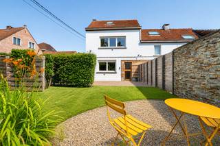 Looking for a house for sale in Pajottegem / Vollezele? This charming corner house is located in a quiet cul-de-sac within walking distance of the town centre, shops and public transport.
The property offers 118 m² of brut space on a 172 m² plot. Its practical layout makes it ideal for singles, couples or anyone working from home.
The ground floor includes an entrance hall, a cosy living room, a fitted kitchen and a practical utility room with direct access outside.
The enclosed front garden provides a pleasant outdoor space and also offers private off-street parking.
The first floor features a spacious multifunctional room that can be used as a bedroom, home office, hobby room or second living area, together with a bathroom fitted with a walk-in shower, washbasin unit and toilet. Large windows provide plenty of natural light.
The converted attic is currently used as a bedroom, offering additional living space.
The property benefits from a new oil-fired boiler, compliant electrical installation and no renovation obligation.
Highlights
Corner house
Quiet cul-de-sac
Walking distance to the centre and public transport
Private parking
Enclosed front garden
New oil-fired boiler
Compliant electrical installation
No renovation obligation