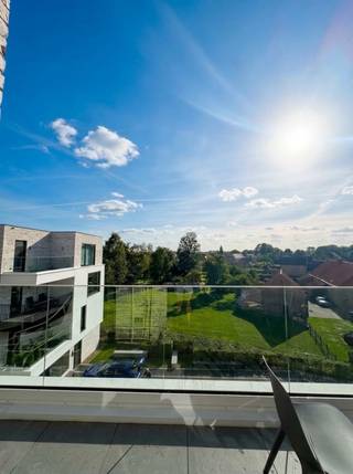 <p>Modern & Bijna-Energieneutraal (BEN) Appartement in Oud-Turnhout!<br />Zoek je een recent en instapklaar appartement met een extreem lage energiefactuur? Dit lichtrijke 2-slaapkamerappartement in Residentie Ter Dijke combineert stijlvol comfort met duurzame toptechnologie.</p><p>Ruim & Lichtrijk: 97 m² bruto vloeroppervlakte op de 3e verdieping met een leefruimte & open keuken van 43,13 m²</p><p>Zonnig Terras: Heerlijk buiten ontspannen op je eigen terras van 13,10 m²</p><p>2 Slaapkamers: Ruime kamers van respectievelijk 12,21 m² en 9,14 m²</p><p>Parking & Berging inclusief: Private ondergrondse autostaanplaats én ruime afgesloten kelderberging (5,45 m²)</p><p>Ultra Energiezuinig: E-peil E15 (EPC label A, 25 kWh/m² jaar)</p><p>Duurzame technieken: Geothermische bodemwarmtepomp met vloerverwarming én passieve zomerkoeling</p><p>Jong & Frist: Eerste ingebruikname en oplevering in september 2022</p><p>Stedenbouwkundige inlichtingen:<br />Vg, Wg, Gmo, GVkr, Gvv</p>