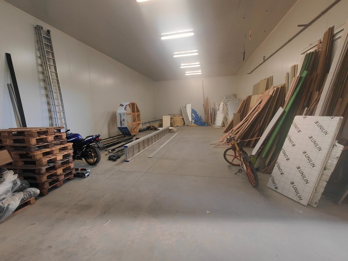 Geïsoleerde loods van 385m² met sectionaalpoort - foto 4