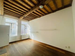 Historisch centrum Brugge.  Tussen de Vismarkt en de Coupure. <br />Prachtige, AUTHENTIEK GERENOVEERDE BURGERWONING met 4 SLAAPKAMERS, badkamer met ligbad en douchekamer + STADSPATIO.<br /><br />Inkomhal met gastentoilet, prachtige living met authentieke 17de eeuwse gerestaureerde balkenplafond.  Grote zit- en  kookkeuken recent vernieuwd (volledig ingericht met grote frigo met diepvriesbak, inductiekookplaat, oven, vaatwas, recent vernieuwd en alle odern comfort, berging/wasplaats, stadspatio.<br />Eerste verdieping: overloop, twee grote slaapkamers met authentiek gerestaureerde balkenplafonds, badkamer met lavabo, ligbad en toilet.<br />OVERAL MOOIE EIKEN PLANKENVLOEREN EN AUTHENTIEKE BALKENPLAFONDS!!!<br />Tweede verdieping: overloop, trap naar dakverdieping waar terug twee mooie slaapkamers zijn en een douchekamer.<br /><br />Overal dubbel glas, cv op aardgas, kortom een PARELTJE  om in te wonen in hartje BRUGGE.<br /> 