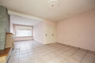 Deze centraal gelegen woning biedt een praktische indeling met een inkomhal, een leefruimte die aansluit op de keuken en op het gelijkvloers...