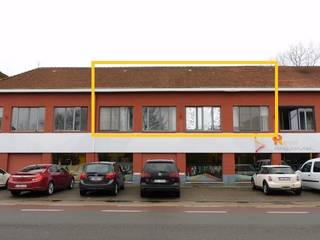Ontdek dit goed gelegen duplex appartement van maar liefst +/- 148 m², midden in het centrum van Beverlo. Gelegen op de eerste verdieping (bereikbaar via trap), combineert dit appartement ruimte, comfort en energiezuinig wonen.<br /><br />Bij binnenkomst wordt je verwelkomd in een inkomhal met apart gastentoilet. De lichtrijke woon- en eetkamer met geïntegreerde keuken vormt het warme hart van het appartement – een ideale plek om te ontspannen of gasten te ontvangen. Aansluitend vindt je een praktische was- en bergplaats.<br /><br />Op de eerste woonlaag bevinden zich twee volwaardige slaapkamers en een badkamer uitgerust met een lavabomeubel en een ligbad met douchefunctie. De keuken is volledig geïnstalleerd met alle essentiële toestellen zoals een kookvuur, dampkap, spoelbak, oven, combi-oven en koelkast.<br /><br />Via de trap in de leefruimte bereik je de nachthal op de bovenverdieping, waar zich nog twee extra slaapkamers en een bergruimte bevinden. Perfect voor grotere gezinnen, een thuisbureau of hobbyruimte.<br /><br />Extra troeven van dit appartement:<br />-Autostaanplaats voor het gebouw inbegrepen<br />-Airco in de leefruimte en hal<br />-Vliegenramen en gordijnen zijn voorzien<br />-Energiezuinig<br />-Instapklaar<br />-Ideaal als investering of eigen bewoning<br /><br />Benieuwd naar dit ruime en verzorgde appartement? Plan je bezoek via 011 233 044 en laat je verrassen!