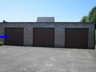 Appartement op het gelijkvloers met garage en terras ( 21m² ) vlakbij centrum in een rustige straat. Living in combinatie met open keuken. Keuken...