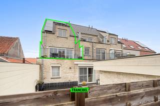 Dit prachtige duplexappartement bevindt zich in een kleinschalige, recente residentie (2016) en combineert moderne wooncomforten met een rustige, aangename ligging.<br /><br />Bij het betreden van het appartement word je verwelkomd in een ruime inkomhal met gastentoilet. Aansluitend tref je de lichtrijke leefkeuken, die is uitgerust met veel bergruimte en alle nodige toestellen. De open indeling vloeit mooi over in de gezellige leefruimte, die directe toegang biedt tot het ruime zonneterras met een zeer gunstige oriëntatie.<br /><br />Verder is er op het gelijkvloers een praktische, ruime berging voorzien met aansluiting voor wasmachine en droogkast. Op de verdieping bevindt zich de nachthal die toegang geeft tot twee volwaardige slaapkamers en een comfortabele, ruime badkamer met inloopdouche.<br /><br />Het appartement wordt verwarmd via centrale verwarming op aardgas en beschikt over een conforme elektrische keuring. Daarnaast is er een ventilatiesysteem type C aanwezig.<br /><br />De ligging in een rustige straat met ruime parkeermogelijkheden vormt een extra troef. Bovendien is er in het gebouw een gemeenschappelijke fietsenberging aanwezig. Kortom: een instapklaar, energiezuinig en modern duplexappartement op een uitstekende locatie. Perfect voor wie comfortabel en zorgeloos wil wonen!<br /><br />
