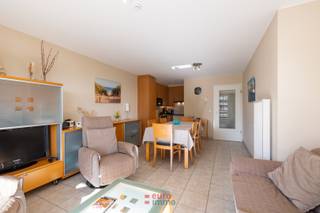 Bent u op zoek naar een appartement waar zee én duinen hand in hand gaan? Dan is dit uw kans! Dit appartement bevindt zich op een uiterst centrale locatie, middenin het hart van Nieuwpoort-Bad, en biedt u een uniek dubbel uitzicht: aan de ene kant de zee, aan de andere kant het weidse groen van de duinen.<br /><br />Dankzij de zuidwest oriëntatie geniet u hier van de zon tot in de late namiddag, en dat op het ruime terras waar het heerlijk toeven is voor wie graag buiten leeft. Voor de echte zonnekloppers is dit dan ook een echte voltreffer!<br /><br />Het appartement zelf telt 2 volwaardige slaapkamers, aangevuld met een handige slaaphoek, waardoor dit appartement ruimte biedt voor het volledige gezin of voor wie regelmatig bezoek krijgt. Bovendien wordt het appartement gemeubeld aangeboden, zodat u zich over een lastige verhuis geen zorgen hoeft te maken!<br /><br />Een appartement met een uniek uitzicht, alle zon die u zich maar kan wensen en een centrale ligging in Nieuwpoort-Bad. Binnenkort het uwe?!<br /><br />EPC: 199.