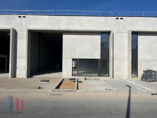 Fantastisch gelegen nieuwbouw KMO-unit, met zeer vlotte bereikbaarheid naar de E40. De opslagruimte heeft een oppervlakte van 300 m² en is...