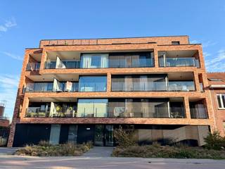 Dit energiezuinige en recente appartement in Kuringen wordt te huur aangeboden en is de perfecte woonst voor wie op zoek is naar modern comfort. De verhuur van dit pand biedt een unieke kans om te genieten van een rustige omgeving met de nabijheid van een bruisende stad. <br /><br />Daarnaast biedt het gebouw extra comfort met een gemeenschappelijke wasplaats die is uitgerust met wasmachines en droogmachines. Op verdieping -1 beschikt u over een privatieve autostaanplaats, een kelderberging en een gemeenschappelijke fietsenstalling.<br /><br />De locatie in Kuringen is een absolute troef. Alle voorzieningen zoals scholen, winkels en het openbaar vervoer bevinden zich op wandelafstand. Bovendien is er een vlotte verbinding met de autosnelweg, wat ideaal is voor pendelaars. <br /><br />De indeling van het appartement is als volgt:<br /><br />Verdiep +2: <br /><br />- Inkomhal<br />- Lichtrijke leefruimte<br />- Volledig uitgeruste keuken<br />- 2 slaapkamers<br />- Badkamer met een moderne douche <br />- Apart toilet <br />- Praktische berging<br />- Aangenaam terras<br /><br />Verdieping -1:<br /><br />- Kelderberging<br />- Autostaanplaats<br />- Gemeenschappelijke fietsenstalling<br /><br />De snelste manier om een bezoek te brengen aan dit appartement? Vraag je bezoek aan via de rode knop op onze website (www.dewaele.com).<br /><br />Telefonisch kunnen er geen afspraken gemaakt worden. Bij andere vragen kun je ons telefonisch contacteren via 011 30 50 50.<br /><br />Tot binnenkort