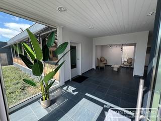 Kantoorruimte van 127m²  te huur  op 2 km van Kortrijk centrum<br /><br />Deze ruimte is ondergebracht in een kleinschalig burelencomplex in een mooie gerenoveerde site.<br /><br />Gezamenlijke toiletten, wachtplaats en keuken.<br /><br />1 centrale ingang.<br /><br />Parking is voorzien voor het gebouw.<br /><br />Huurprijs: 890€/maand + maandelijkse provisie voor gemeenschappelijke kosten.<br /><br />Wenst u een bezoek? Gelieve ons te contacteren.<br /> 