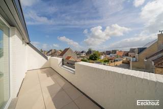 KIJKDAG ZATERDAG 10 OKTOBER (op afspraak).<br />Dit stijlvolle en instapklare duplexappartement bevindt zich op de tweedee verdieping in de klassevolle residentie NOVA, dat in 2026 volledig werd vernieuwd met kwalitatieve en tijdloze materialen.<br />Het ruime appartement heeft een oppervlakte van maar liefst 133 m²!<br />Indeling: <br />- tweede verdieping: inkomhal, zonnige woonkamer met aansluitend zonneterras, moderne open maatwerkkeuken voorzien van alle toestellen, badkamer met toilet, dubbel lavabomeubel douche en ligbad, apart toilet, 2 slaapkamers;<br />- derde verdieping: nachthal met ingemaakte kasten, berging, slaapkamer en douchekamer.<br />Het volledige appartement is voorzien van vloerverwarming.<br />Het appartement is energiezuinig (EPC B), asbestvrij en de elektrische installatie is conform.<br />In de residentie is er een afvallokaal, alsook een ruime gemeenschappelijke fietsenberging met directe toegang tot de straat.<br />Mogelijkheid om een berging bij aan te kopen in het gebouw. Bovendien zijn er in de nabije omgeving nog overdekte autostaanplaatsen te koop.<br />Hoewel de appartementen volledig vernieuwd zijn, gebeurt de aankoop onder het stelsel van registratierechten (GEEN BTW).<br />Maak snel een afspraak om dit unieke appartement te bezoeken!