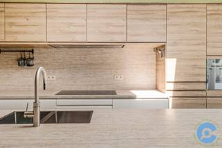 Deze up-to-date woning is centraal gelegen nabij het centrum van Burcht en op amper 10 minuten van het centrum van Antwerpen.  Makkelijk bereikbaar via het openbaar vervoer en dichtbij de oprit van de E17 Gent-Antwerpen.<br /><br />De woning bestaat uit een inkomhal met ingemaakte kastenwand en een apart gastentoilet. Vanuit de hal loop je zo de lichtrijke leefruimte in, met aparte eetplaats en zithoek. De recent vernieuwde keuken werd voorzien van alle comfort en een heerlijk kookeiland.<br /><br />Vanuit de keuken heb je rechtstreeks toegang tot de veranda. Die geeft op zijn beurt uit op de zonnige tuin, waar het heerlijk vertoeven is. Aan de achterzijde van het perceel ligt nog een grote dubbele garage, geschikt voor 2 auto’s en extra stockage.<br /><br />Op de eerste verdieping vind je 2 ruime slaapkamers, waarvan één met een aparte dressing. De recent vernieuwde badkamer beschikt over een grote douche, dubbele lavabo en toilet.<br /><br />Aan bergruimte geen gebrek. De woning heeft een ruime berging op het gelijkvloers en een volledig afgewerkte zolderverdieping (met vaste trap).<br /><br />Troeven: centrale ligging, gunstig EPC, zonnepanelen, airconditioning, recent verbouwd, alarminstallatie, …<br /><br />Heb je na het bekijken van de virtuele tour nog bijkomende vragen of kom je graag eens ter plaatse op verkenning?  Bel Dries op 0470/107 217.<br /> 