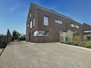 Deze moderne instapklare woning met drie kamers te huur in Beveren-Leie is gelegen nabij belangrijke invalswegen met een makkelijke verbinding...