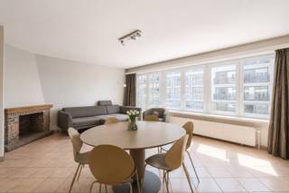 Ruim appartement te koop met twee slaapkamers op de tweede verdieping van de residentie Cape Coral, Franslaan 17. Het appartement beschikt over een lichtrijke woonkamer met een mooie gevelbreedte. Dit appartement ligt op wandelafstand van de Zeedijk, openbaar vervoer en de winkelstraat. Gemeenschappelijke fietsenberging in het gebouw. <br /><br />Indeling:<br />- ruime inkomhal (8m²)<br />- lichtrijke woonkamer (30m²)<br />- keuken (4m²) voorzien van vaatwas, inductie kookplaat, oven koelkast en diepvries<br />- slaapkamer 1 (11m²)<br />- slaapkamer 2 (11m²)<br />- badkamer (4m²) met ligbad en lavabo<br />- apart toilet<br />- berging<br /><br />Troeven:<br />- gunstig EPC<br />- uiterst centraal gelegen<br />- zuid-gericht<br />- mooie gevelbreedte<br />- op wandelafstand van de Zeedijk en de winkelstraat<br /><br />Bent u op zoek naar een ruim en lichtrijk appartement op een toplocatie in Nieuwpoort-Bad? Aarzel dan niet om ons te contacteren voor meer informatie of een bezoek!<br /><br />Bestuursmaatregelen in het maatregelenregister: nee