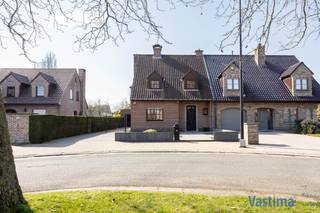 Op zoek naar een plek waar comfort, ruimte en rust samenkomen? Deze driegevelwoning is gelegen op het einde van een doodlopende straat, op slechts enkele passen van het bruisende centrum, is volledig instapklaar, piekfijn onderhouden en meteen beschikbaar.<br /><br />EPC C – 216 kWh/m² / Elektriciteit conform / Asbestveilig / Dubbel Glas / CV Aardgas / Alarmsysteem …. Met een bewoonbare oppervlakte van 182 m², biedt dit huis alles wat een gezin nodig heeft.<br /><br />Bij binnenkomst in de royale inkomhal voel je meteen de warme sfeer van dit huis. De lichtrijke leefruimte van 38 m² met gezellige houtkachel vormt het hart van de woning en is de ideale plek om samen te ontspannen. Aansluitend bevindt zich de volledig vernieuwde en uitgeruste keuken (2025), waar koken en samenzijn hand in hand gaan. Beide ruimtes geven rechtstreeks uit op de tuin, waardoor binnen en buiten harmonieus in elkaar overvloeien.<br /><br />Op het gelijkvloers vind je bovendien een eerste slaapkamer met ensuite douchekamer, perfect als master bedroom, praktijkruimte of thuiskantoor. Een praktische berging en een gastentoilet vervolledigen deze verdieping.<br /><br />Op de eerste verdieping wachten nog drie slaapkamers. De badkamer met ligbad, badmeubel en een tweede toilet garandeert dagelijks comfort en gebruiksgemak.<br /><br />Buiten is het puur genieten: een aangelegde westgerichte tuin met zonneterras en groen uitzicht geeft een instant vakantiegevoel: de perfecte setting voor lange zomeravonden en gezellige momenten met familie en vrienden. De aparte garage met water en elektriciteit, de ruime zolder en de extra parkeergelegenheid voor én naast de woning maken dit huis helemaal compleet.<br /><br />De ligging is een absolute troef: rustig en groen, maar toch vlak bij centrum Aalst. Scholen, winkels, openbaar vervoer en grote verbindingswegen bevinden zich op korte afstand. Bovendien kan je in de buurt heerlijk wandelen, fietsen of joggen - ideaal om na een drukke dag volledig tot rust te komen.<br /><br />Klaar om van deze instapklare woning jouw nieuwe thuis te maken?