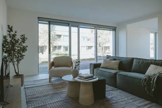 Dockx realiseerde in de landelijke omgeving van Testelt 18 energie zuinige service flats voorzien van alle wooncomfort met functies zoals handgrepen, noodoproepsystemen en rolstoeltoegankelijkheid.
De woningen zijn voorzien van één of twee slaapkamers, open leefkeuken, woonkamer en badkamer met inloopdouche. Deze hebben allen een bewoonbare oppervlakte tussen 72m² en 124m² en zijn voorzien van ruime terrassen tot wel 63m². Het volledige complex is voorzien van ondergrondse parkeerplaatsen en bergingen.
De gezellige ontmoetingsruimte is ontworpen om een warme en uitnodigende sfeer te creëren waar bewoners graag samenkomen en een gezellige babbel kunnen hebben.
De ruime assistentiewoningen hebben alle wooncomfort voor actieve senioren en zijn onmiddellijk beschikbaar.
- Locatie: Plaats-Vondel 21 te Testelt
- Centrale rustige ligging
- Oppervlaktes van 72m² tot 124m²
- Ruime terrassen (gemiddeld 30m²)
- Erkend door Agentschap Zorg&Gezondheid
- 12% BTW + vrijstelling OV voor 10 jaar
- Startprijzen excl. kosten vanaf €275.000,-
Hebben wij je interesse gewekt? Neem dan snel contact met ons op!
jolien@dockx.com
+32 14 37 75 73