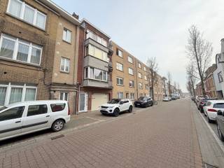 In deze rustige straat met ruime parkeermogelijkheden vinden we deze kleine residentie met slechts drie appartementen. Vanaf deze locatie kan je alles te voet bereiken zoals winkels, openbaar vervoer, medische beroepen en het zwembad. Een wandeling van 15 minuten brengt jou bij het strand of het Maria Hendrikapark. <br />In 2023 is het appartement gerenoveerd met nieuwe vloeren, ramen, een nieuwe keuken en badkamer. Alles werd ook opnieuw geschilderd. Naast de living en keuken met aansluitend terras zijn er twee slaapkamers en een badkamer.<br /><br /><span><strong>3de verdieping:</strong></span><br />Traphal (5m2) met kleine bergruimte - inkomhal (5m2) - lichtrijke living (9m2) met schouw - aparte en vernieuwde keuken (9m2) ingericht met een frigo/diepvries, vaatwas, gasvuur, oven, dampkap, spoelbak en kasten - zongericht terras (4,5m2) - toilet/wasplaats met aansluiting wasmachine - twee slaapkamers (2 x 11m2) - badkamer (2,9m2) met inloopdouche (regendouche) en meubel met lavabo en spiegel<br /><br /><span><strong>Algemeen:</strong></span><br />- rustig en centraal gelegen<br />- 15 min stappen naar Zee<br />- A10/E40 op 5 min<br />- zongericht en veel lichtinval<br />- geen gemeenschappelijke kosten<br />- keuken, badkamer, vloeren en ramen zijn vernieuwd in 2023<br />- alles in laminaatparket<br />- videofoon<br />- plaats fiets (inkomhal)<br />- dak is vernieuwd en geïsoleerd<br />- bijkomende isolatie- en dakwerken (€ 1.814)<br />- ruime parkeermogelijkheden in de straat