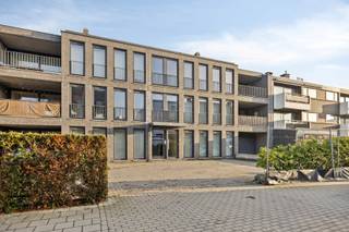 Volledig afgewerkt en verhuurd appartement met 2 slaapkamers, 2 parkeerplaatsen en kelderberging in Dilsen-Stokkem.<br />Het appartement bevindt zich op een gunstige ligging in Lanklaar met goede verbindingen naar Maasmechelen, Maaseik en omstreken via de Rijksweg.<br /><br />Het appartement is gelegen op het gelijkvloers en voorzien van centrale verwarming op aardgas d.m.v. radiatoren en bevat pvc ramen met dubbele beglazing. Het appartement is degelijk afgewerkt en het hoeft dan ook niet te verrassen dat je hier van een gunstig EPC-label B geniet. De leefruimte met aansluitende keuken beschikt over voldoende lichtinval met de vele raampartijen en het schuifraam naar het terras. Verder bevinden zich in het appartement 2 aangename slaapkamers. Ook beschik je over twee parkeerplaatsen, één voor het gebouw en één in de kelder samen met een extra berging.<br /><br />INDELING:<br />Gelijkvloers: inkomhal, woonkamer, keuken, berging/cv-ruimte, terras, slaapkamer 1, slaapkamer 2, badkamer, apart toilet.<br />Kelder: parkeerplaats en berging.<br />Buiten: parkeerplaats.