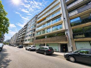 Dit ruim en zonovergoten appartement (V4 met lift) is gelegen op een toplocatie in Oostende en biedt een prachtig verzicht over het befaamde Leopoldpark. Dankzij de centrale ligging bevinden winkels, openbaar vervoer, horeca en het strand zich op wandelafstand. De ruime indeling en het overvloedige natuurlijke licht zorgen voor een aangename woonervaring.<br /><br />Indeling:<br />- Inkomhal<br />- Apart gastentoilet<br />- Ruime, zonovergoten leefruimte met toegang tot het balkon aan de voorzijde en prachtig zicht op het Leopoldpark<br />- Aparte geïnstalleerde keuken<br />- Nachthal<br />- Badkamer met inloopdouche<br />- Badkamer met ligbad <br />- Slaapkamer 1<br />- Slaapkamer 2<br />- Slaapkamer 3<br />- Privekelder <br /><br />Pluspunten:<br />- Uniek uitzicht over het Leopoldpark<br />- 3 volwaardige slaapkamers<br />- Parket<br />- Centrale ligging op wandelafstand van strand, winkels en openbaar vervoer<br /><br />Ben je geïnteresseerd in dit appartement te huur in Oostende? Ga naar de website, klik op het pand dat je wenst te huren en vraag je bezoek aan via de voorziene knop. Na het invullen van een kort profiel nemen wij contact met je op voor een bezoek. Telefonisch kunnen er geen afspraken gemaakt worden.<br /><br />Deze AI-visualisaties zijn bedoeld als inspiratie. Er werd geen rekening gehouden met technische specificaties, stedenbouwkundige voorschriften of de concrete mogelijkheden tot realisatie.