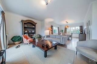<p><span>Discover this charming villa located in a quiet neighborhood in Rhode-Saint-Genèse, close to numerous amenities, on a plot of approximately 712 m². It offers a living area of approximately 151 m² and a total gross surface area of approximately 243 m².</span><span></span></p>
<p><span>On the ground floor, you will find an entrance hall with a separate toilet and cloakroom, a fully equipped kitchen with a laundry area, a dining room open to a bright living room with access to the garden, as well as a garage with a sectional door.</span><span></span></p>
<p><span>Upstairs, there are four beautiful bedrooms of 9 m², 14 m², 16 m² and 17 m², one of which includes a shower room, as well as a bathroom equipped with a bathtub, a toilet and a double washbasin.</span></p>
<p><span>An unfinished attic provides additional storage space.</span><span></span></p>
<p><span>Outside, you will enjoy a pleasant garden with little to no overlooking neighbors, complemented by a terrace.</span><span></span></p>
<p><span>This villa offers great potential, notably thanks to its brightness, easy parking and sought-after location.</span><span></span></p>
<p><span>Technical aspects: PEB E (434 kWh/m²/an) – wooden double-glazed window frames – gas boiler – non-compliant electrical installation.</span><span></span></p>
<p><span>Would you like to arrange a viewing or obtain further information? Contact us at 02 319 46 46 or by e-mail: admin.bw.centre@weinvest.be.</span></p>